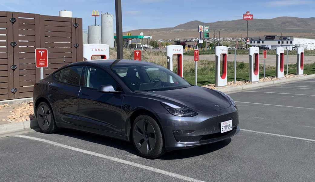 Зарядка автомобиля Tesla в Тремонтоне, штат Юта Зарядка автомобиля Tesla в Тремонтоне, штат Юта