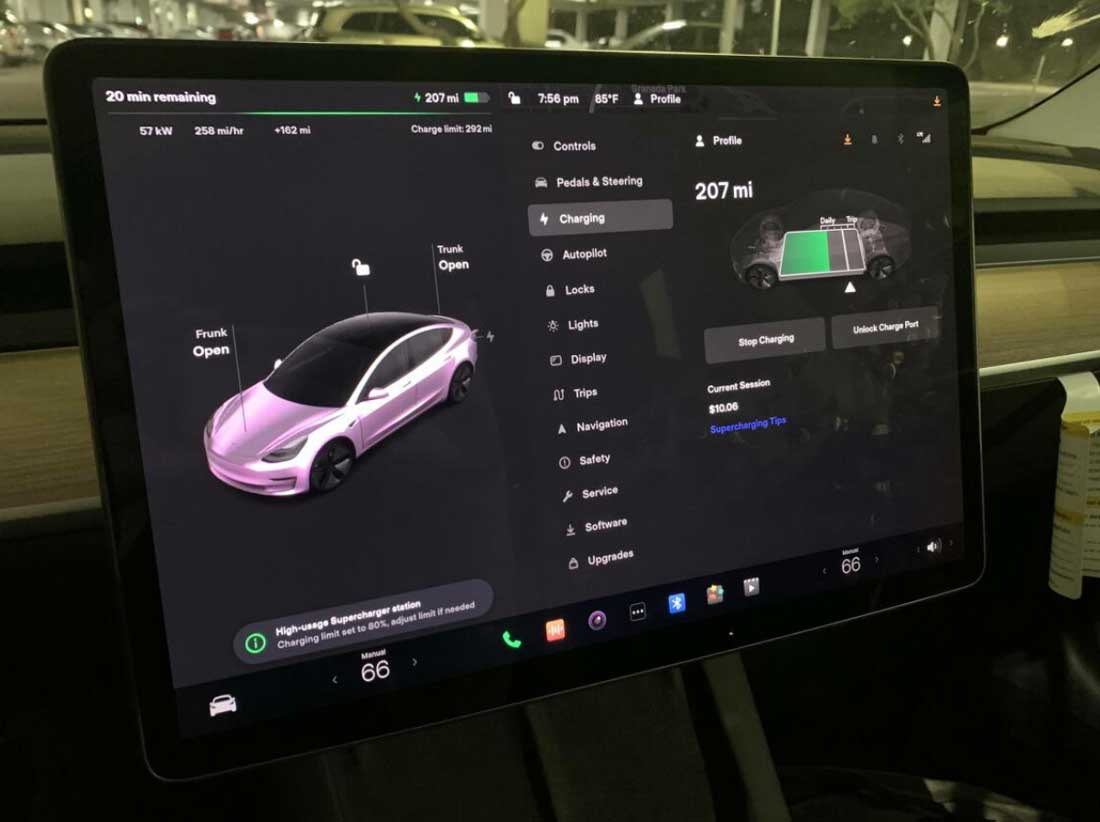 Зарядка Tesla Model 3 на заправке Phoenix Зарядка Tesla Model 3 на заправке Phoenix