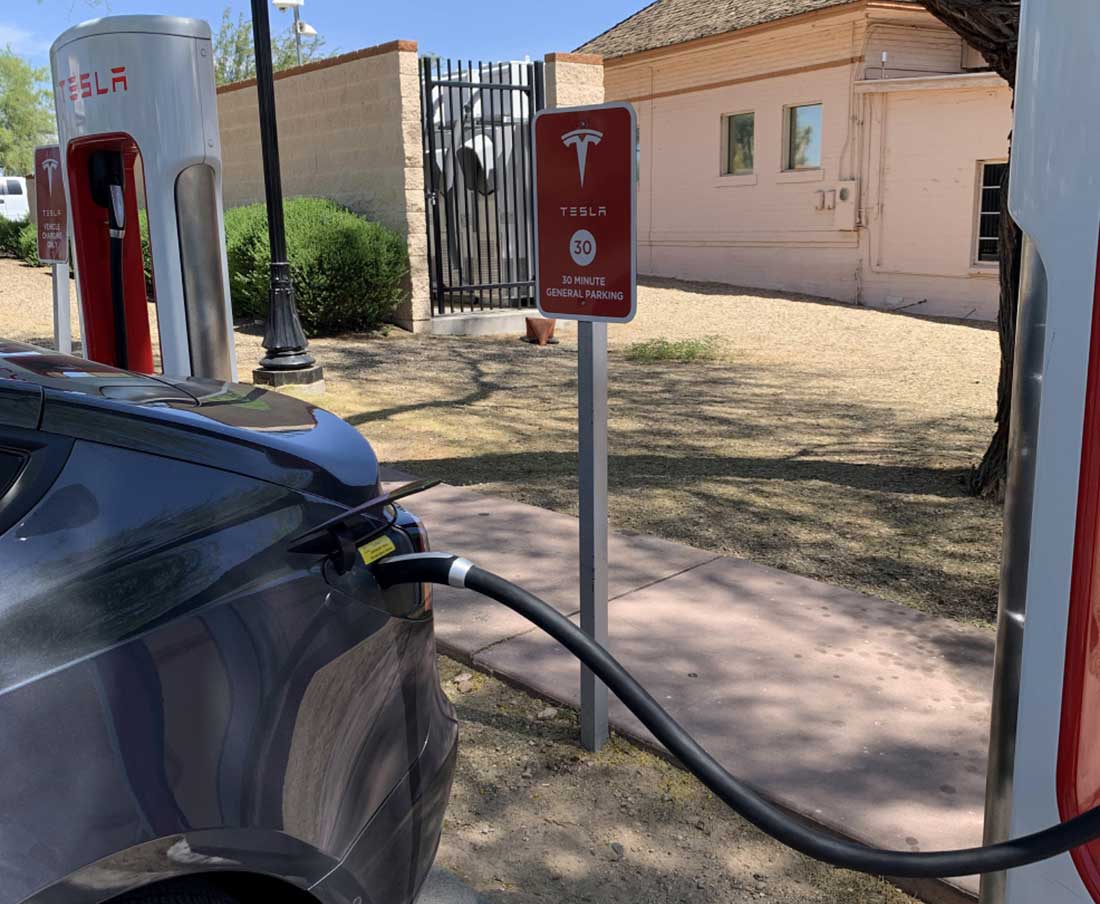 Заправка Tesla в Викенбурге, штат Аризона Заправка Tesla в Викенбурге, штат Аризона