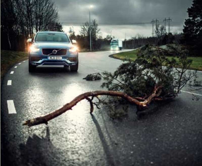 Volvo Cars технология Hazard Light Alert для безопасности движения